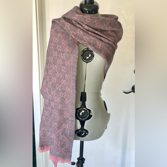 Gucci GG 100% wool wrap/scarf in grey with pink GGs, fringe, L, EUC - Picture 1 of 10